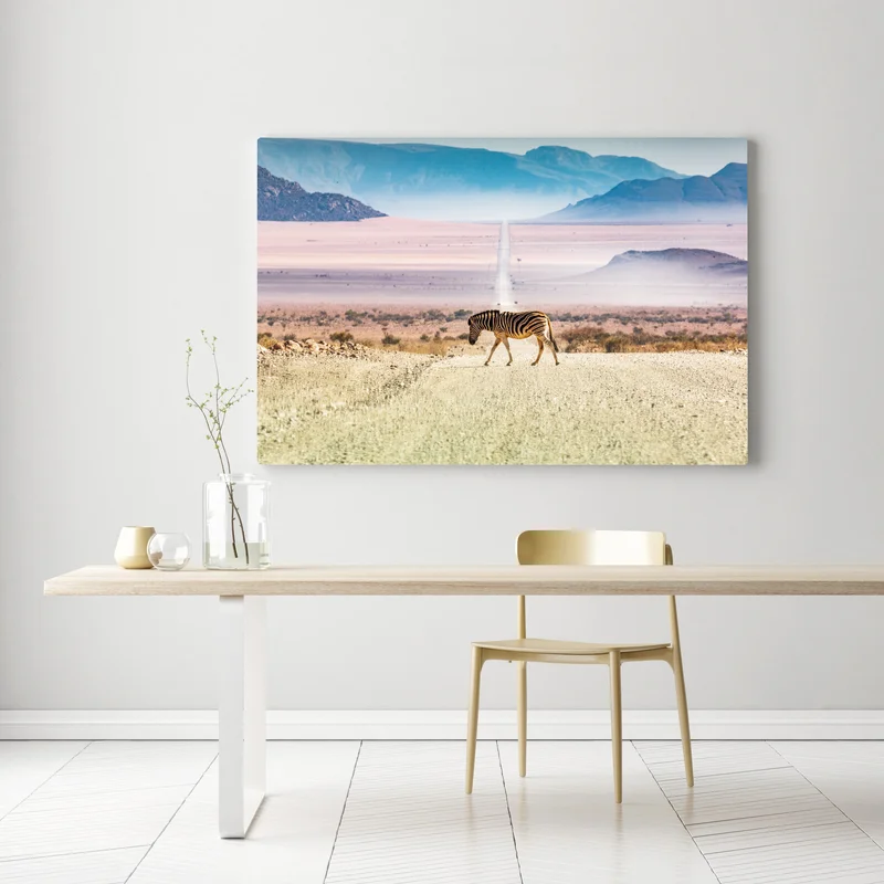 Leinwandbild zebra auf der wüstenstraße Leinwandbild zebra auf der wüstenstraße