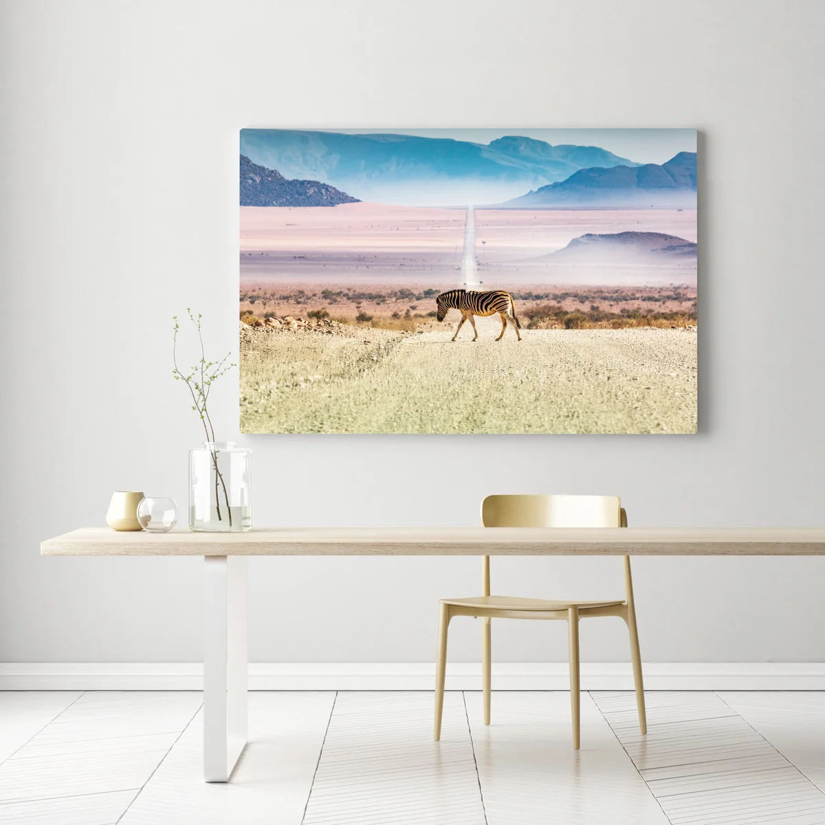 Leinwandbild zebra auf der wüstenstraße Leinwandbild zebra auf der wüstenstraße