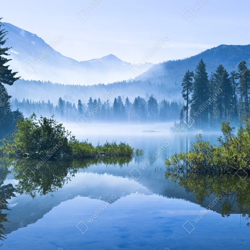 Fensteraufkleber nebliger bergsee mit spiegelnder oberfläche Fensteraufkleber nebliger bergsee mit spiegelnder oberfläche