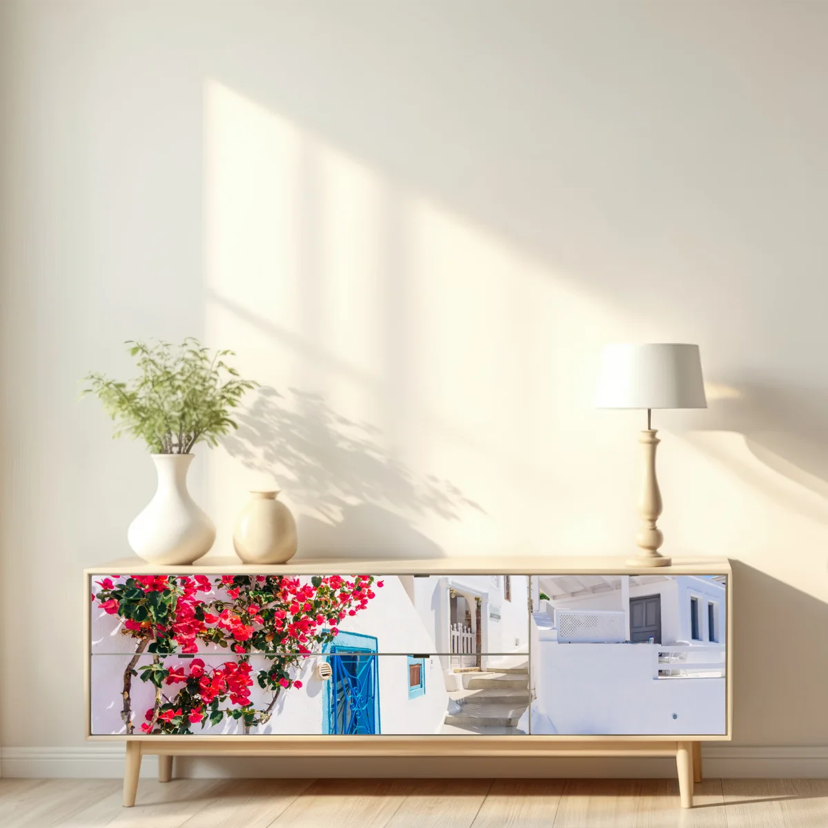 Repositionierbarer Aufkleber Santorini weiße gasse mit bougainvillea Repositionierbarer Aufkleber Santorini weiße gasse mit bougainvillea