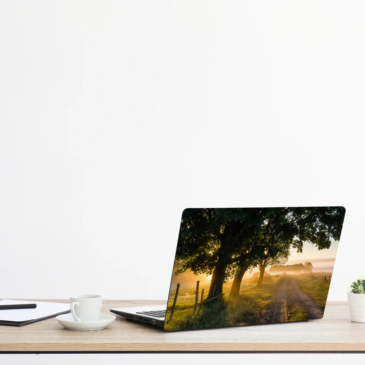 Laptop-Aufkleber sonnenbeschienener landweg im morgendunst Laptop-Aufkleber sonnenbeschienener landweg im morgendunst