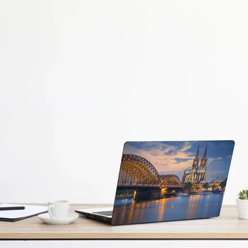 Naklejka na laptopa katedra w Kolonii i most o zmierzchu