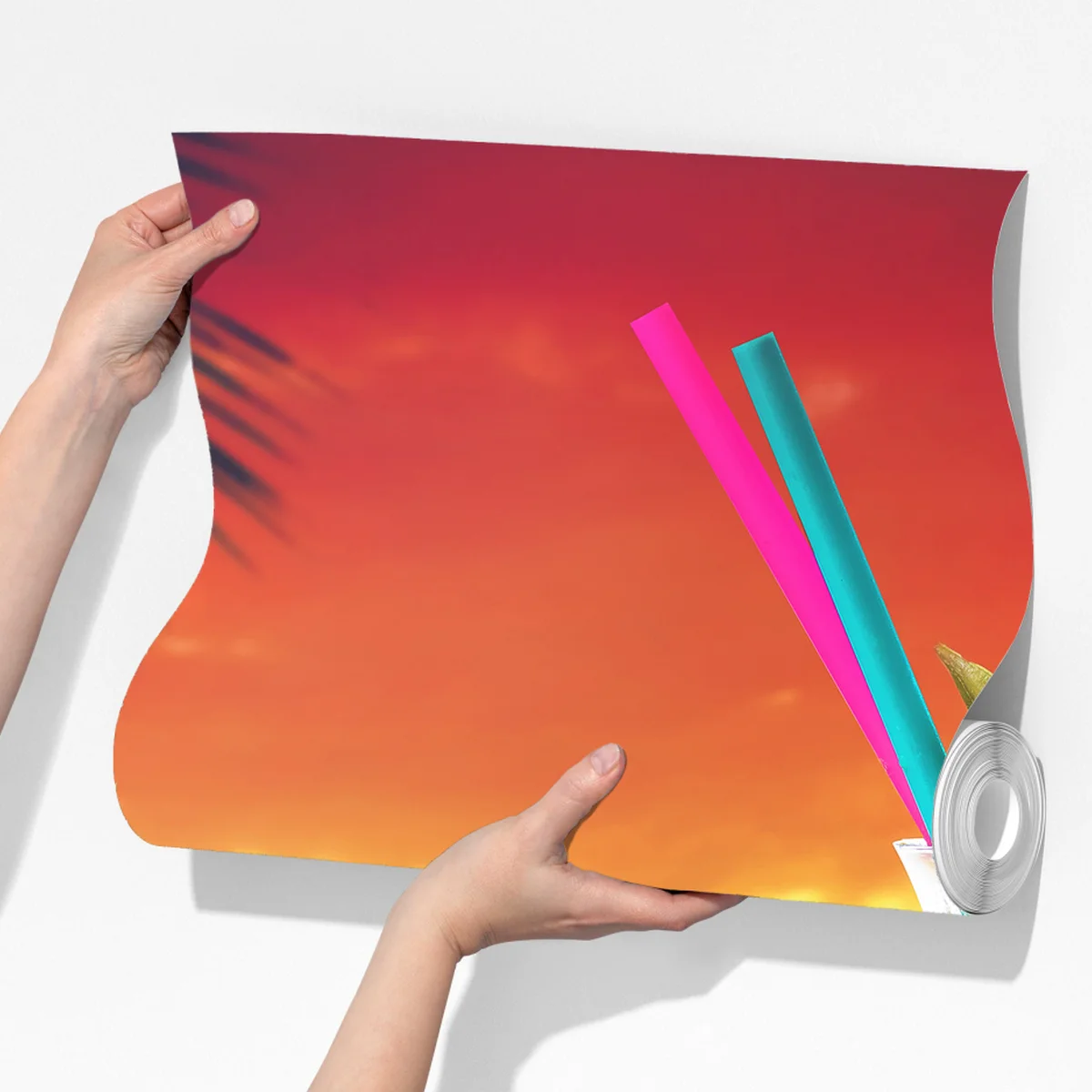 Fototapete tropischer kokos-ananas-cocktail am strand bei sonnenuntergang Fototapete tropischer kokos-ananas-cocktail am strand bei sonnenuntergang