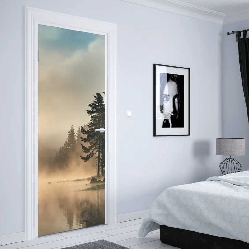 Türaufkleber nebliger sonnenaufgang über waldsee