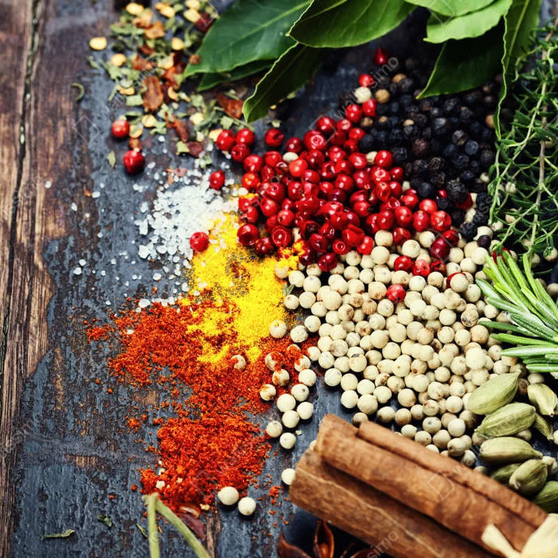 Repositionierbarer Aufkleber buntes gewürzsortiment auf rustikalem holz Repositionierbarer Aufkleber buntes gewürzsortiment auf rustikalem holz