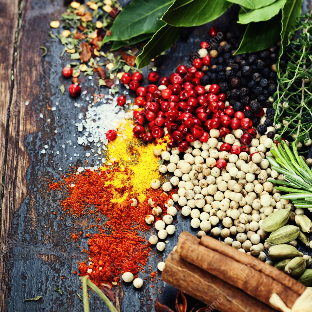 Repositionierbarer Aufkleber buntes gewürzsortiment auf rustikalem holz Repositionierbarer Aufkleber buntes gewürzsortiment auf rustikalem holz