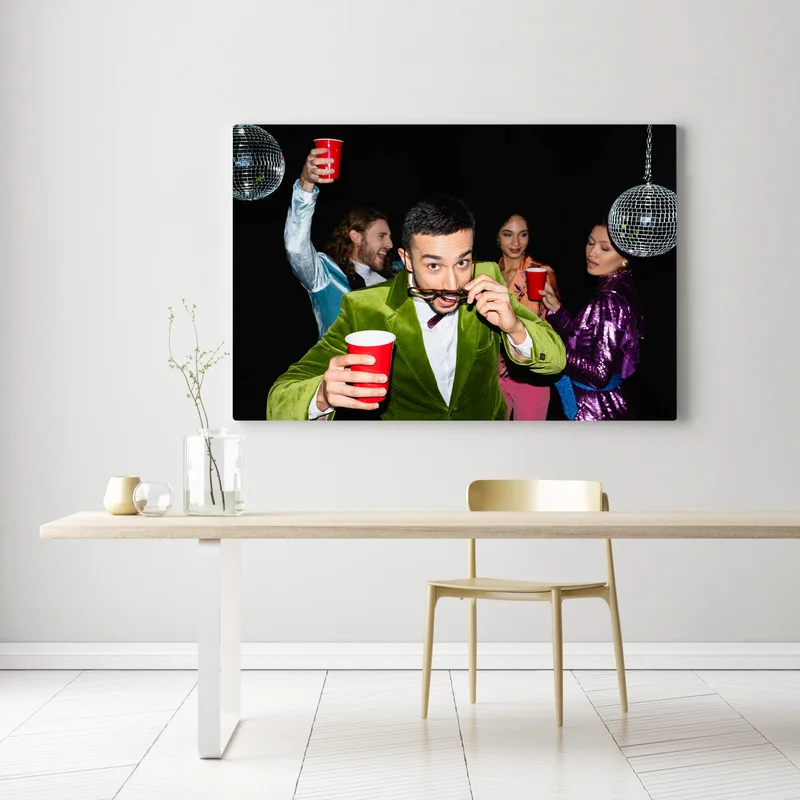 Leinwandbild junge erwachsene arabische Mann Anpassung Gläser in der Nähe lustige multirassische Freunde in bunten Kleidern auf Party auf schwarzem Hintergrund • Leinwandbilder bei Wallnifity® Leinwandbild junge erwachsene arabische Mann Anpassung Gläser in der Nähe lustige multirassische Freunde in bunten Kleidern auf Party auf schwarzem Hintergrund • Leinwandbilder bei Wallnifity®