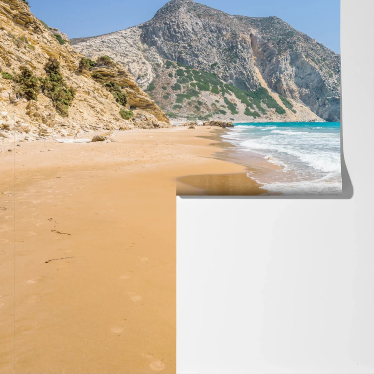 Fototapete sonniger türkisfarbener strand mit klippen Fototapete sonniger türkisfarbener strand mit klippen