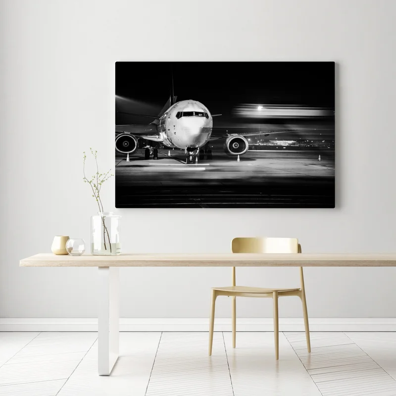 Leinwandbild monochromes jet auf dem rollfeld bei nacht Leinwandbild monochromes jet auf dem rollfeld bei nacht