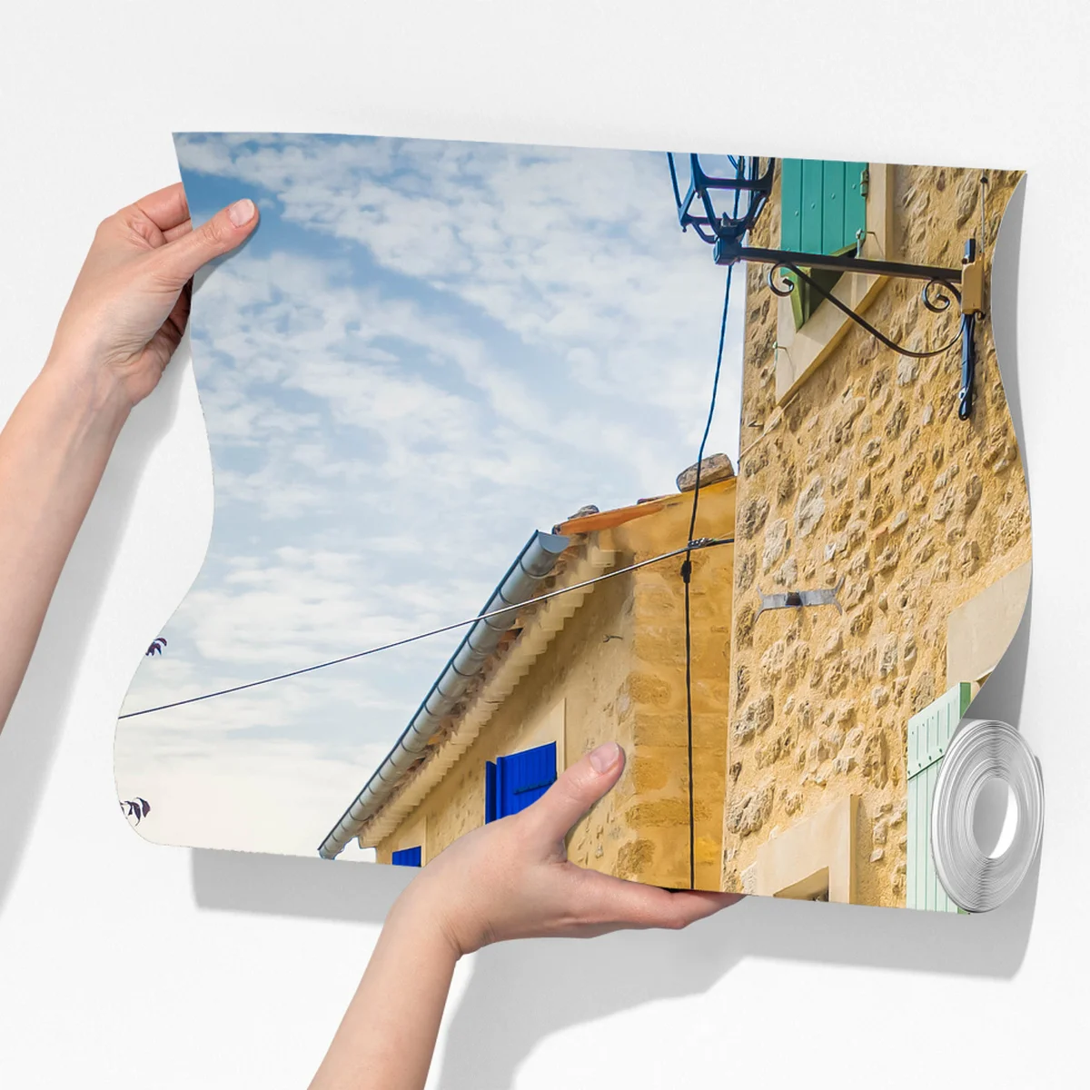 Fototapete sonnenbeschienene dorfstraße mit steinhäusern und bunten fensterläden Fototapete sonnenbeschienene dorfstraße mit steinhäusern und bunten fensterläden