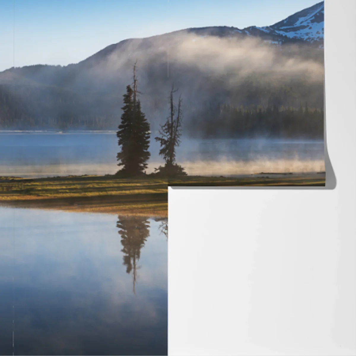 Fototapete nebliger bergspiegel am see bei sonnenaufgang Fototapete nebliger bergspiegel am see bei sonnenaufgang