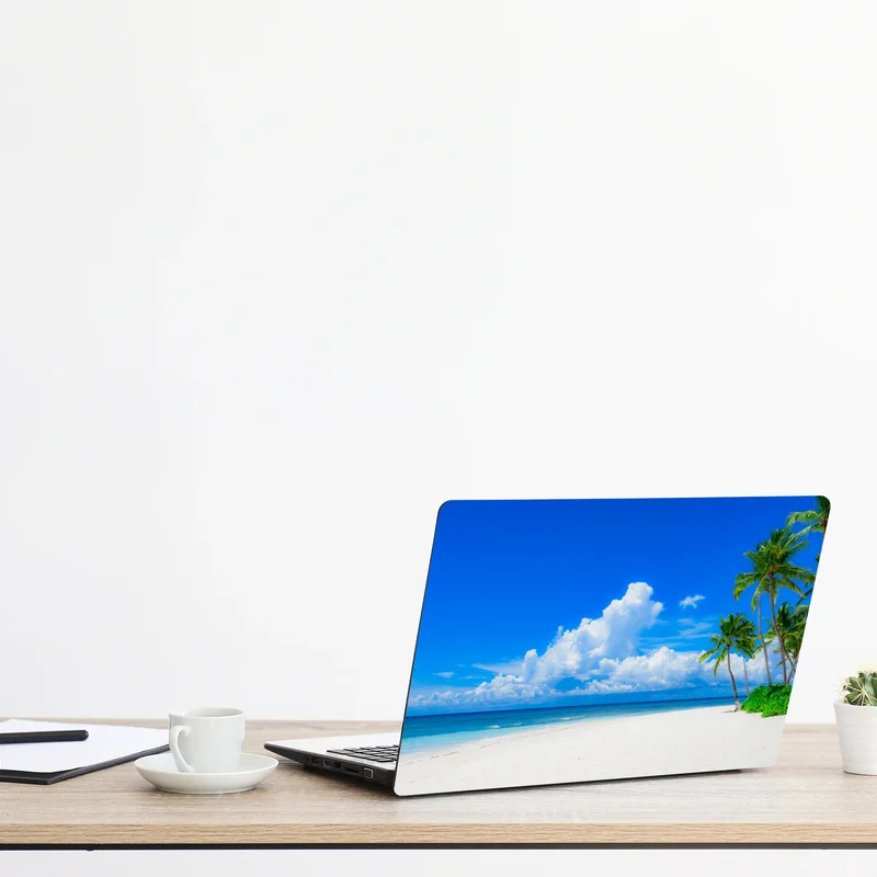 Naklejka na laptopa tropikalna plaża z palmami pod błękitnym niebem