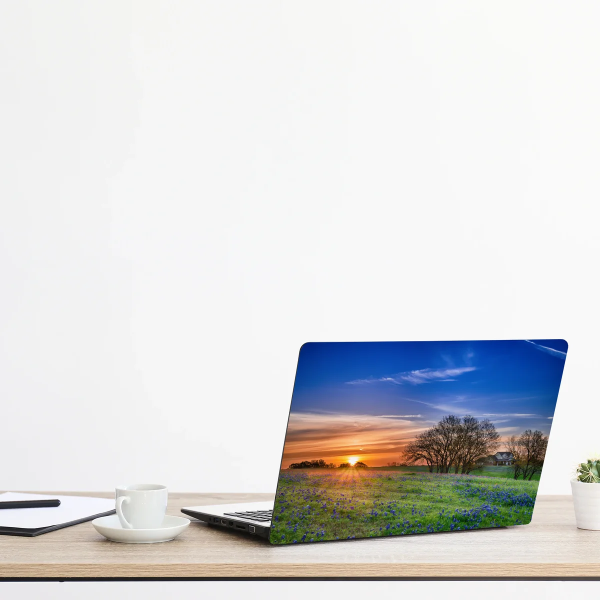 Naklejka na laptopa Teksas łąka bluebonnetów o wschodzie słońca Naklejka na laptopa Teksas łąka bluebonnetów o wschodzie słońca