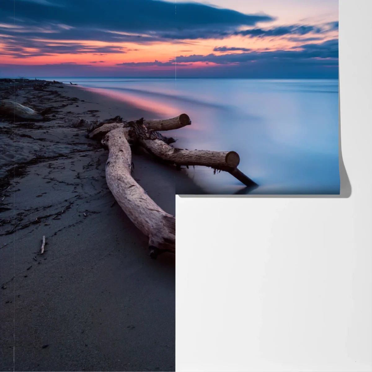 Fototapeta dryfujące drewno o zmierzchu na spokojnej plaży Fototapeta dryfujące drewno o zmierzchu na spokojnej plaży