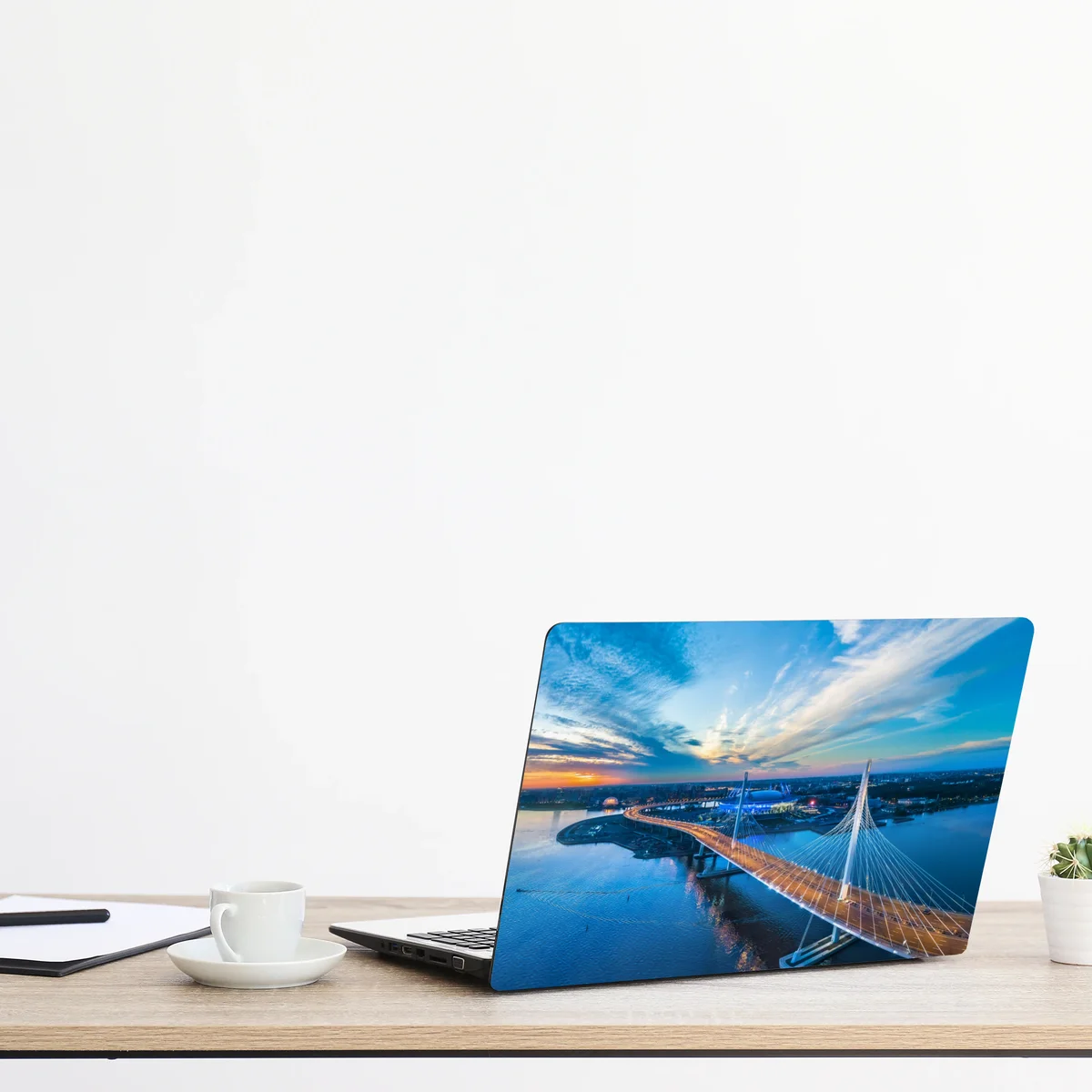 Naklejka na laptopa Sankt Petersburg panorama mostu o zmierzchu Naklejka na laptopa Sankt Petersburg panorama mostu o zmierzchu