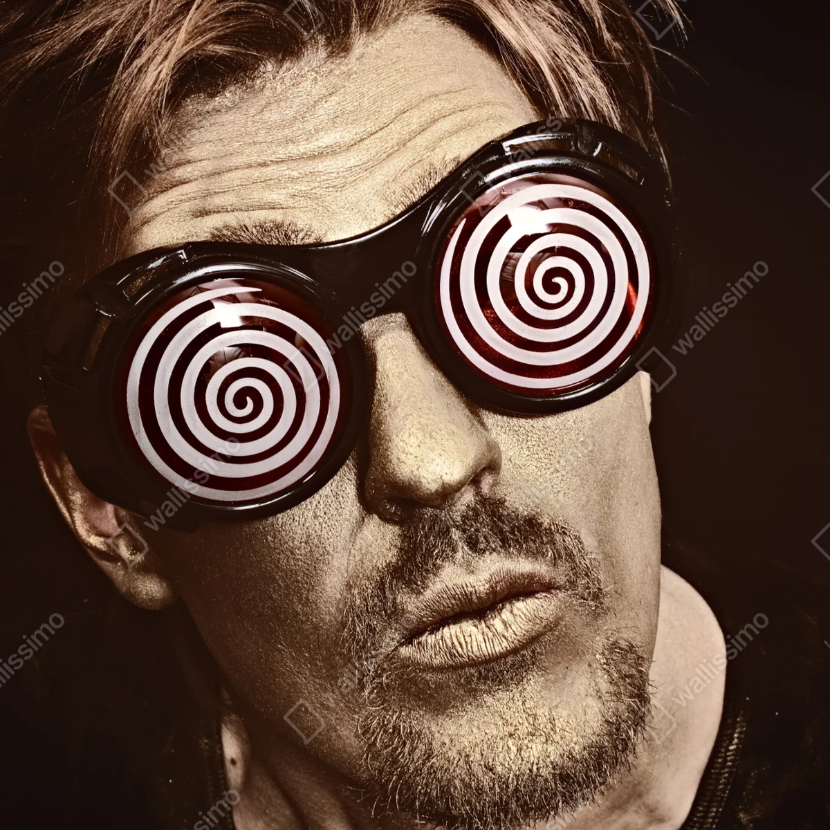 Poster hypnotisches portrait mit spiralförmigen brillengläsern Poster hypnotisches portrait mit spiralförmigen brillengläsern