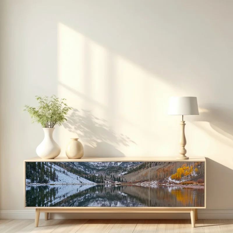 Repositionierbarer Aufkleber ruhiger alpensee, der schneebedeckte gipfel und bunte herbstbäume spiegelt