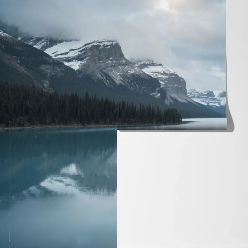 Fototapeta spokojne alpejskie jezioro z wyspą i kajakiem Fototapeta spokojne alpejskie jezioro z wyspą i kajakiem