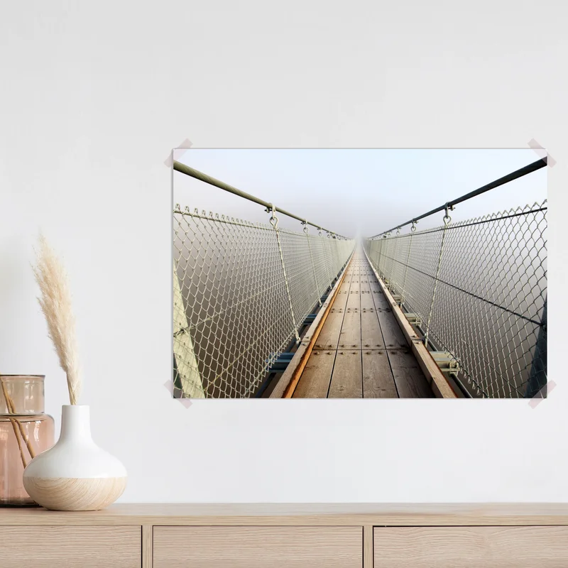 Poster neblige hängebrücke die in den nebel führt Poster neblige hängebrücke die in den nebel führt