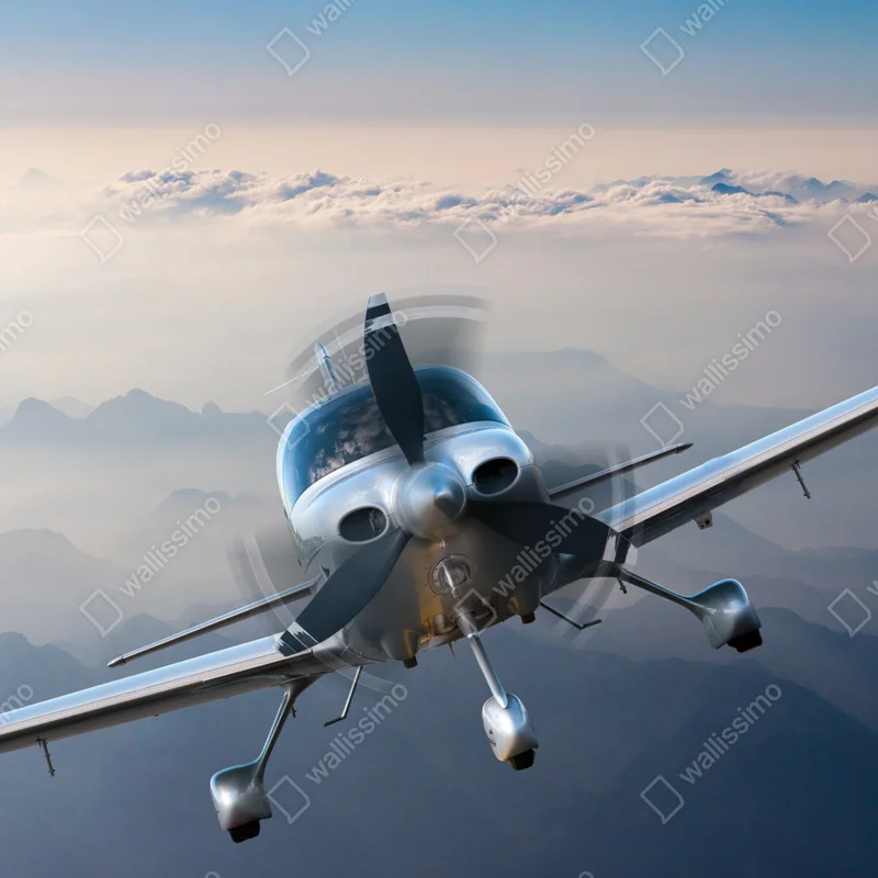 Kühlschrankaufkleber silbernes propellerflugzeug über nebeligen bergen Kühlschrankaufkleber silbernes propellerflugzeug über nebeligen bergen