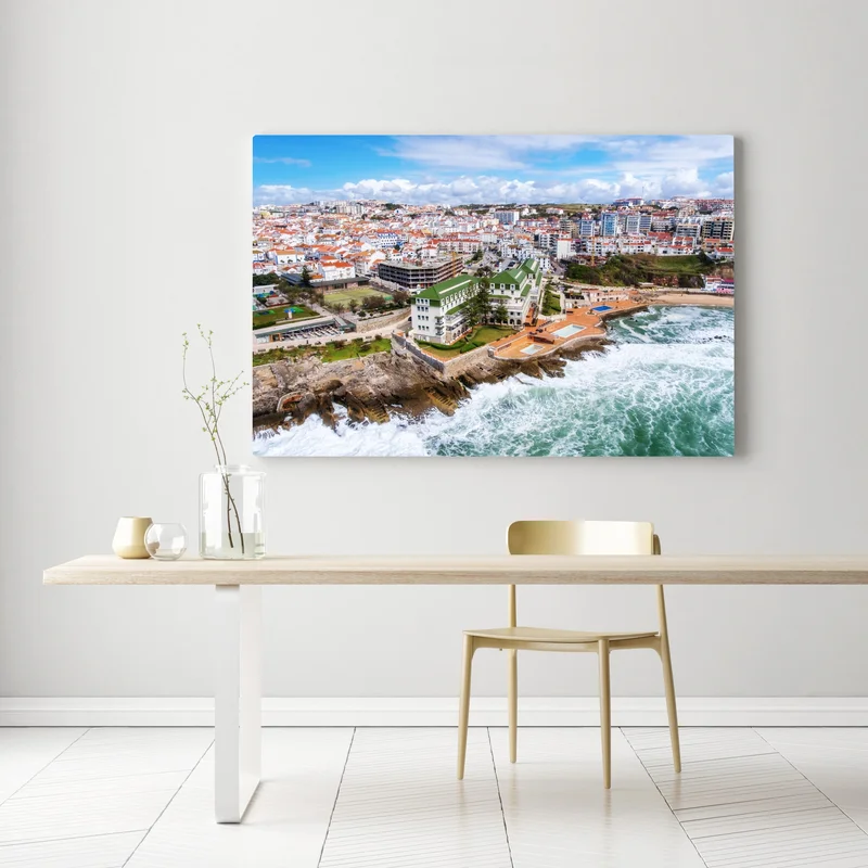 Leinwandbild luftaufnahme einer küstenstadt mit tosenden wellen Leinwandbild luftaufnahme einer küstenstadt mit tosenden wellen