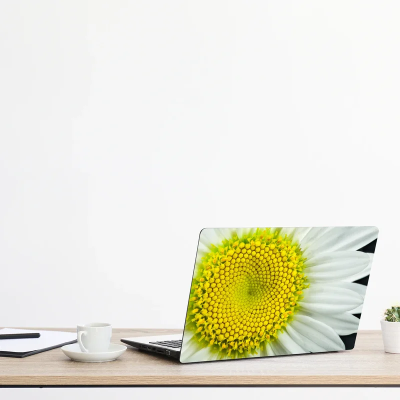 Naklejka na laptopa makro stokrotki w spiralnym wzorze