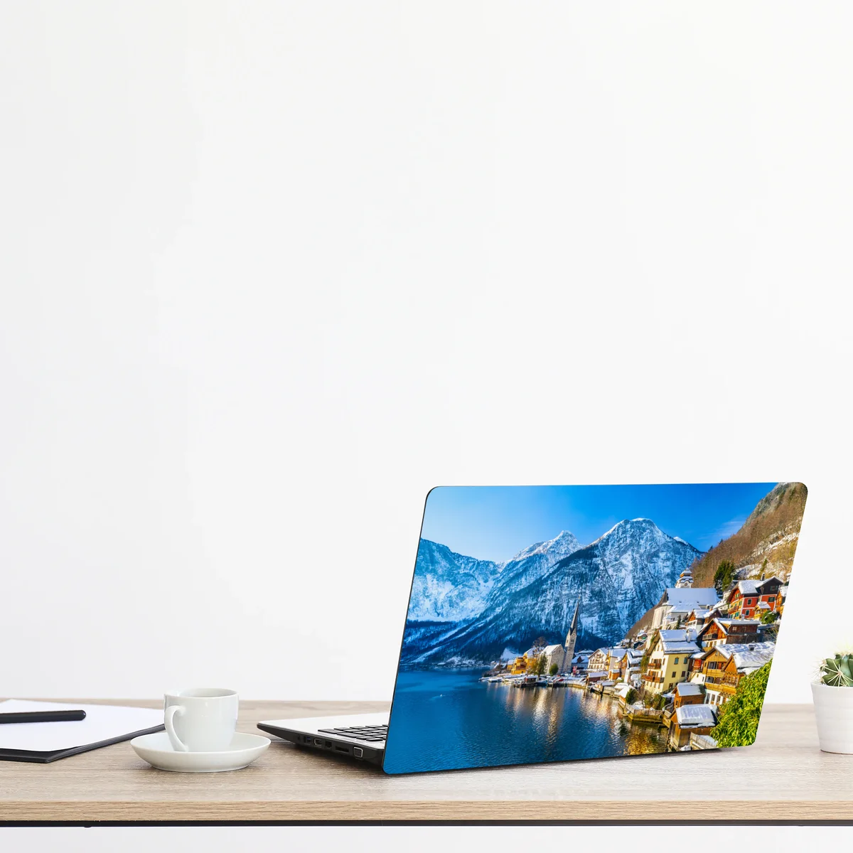 Naklejka na laptopa zimowy spokój w Hallstatt — alpejska wioska nad jeziorem Naklejka na laptopa zimowy spokój w Hallstatt — alpejska wioska nad jeziorem