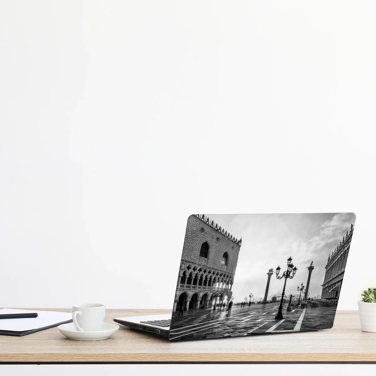 Naklejka na laptopa Wenecja plac w porannej mgle Naklejka na laptopa Wenecja plac w porannej mgle