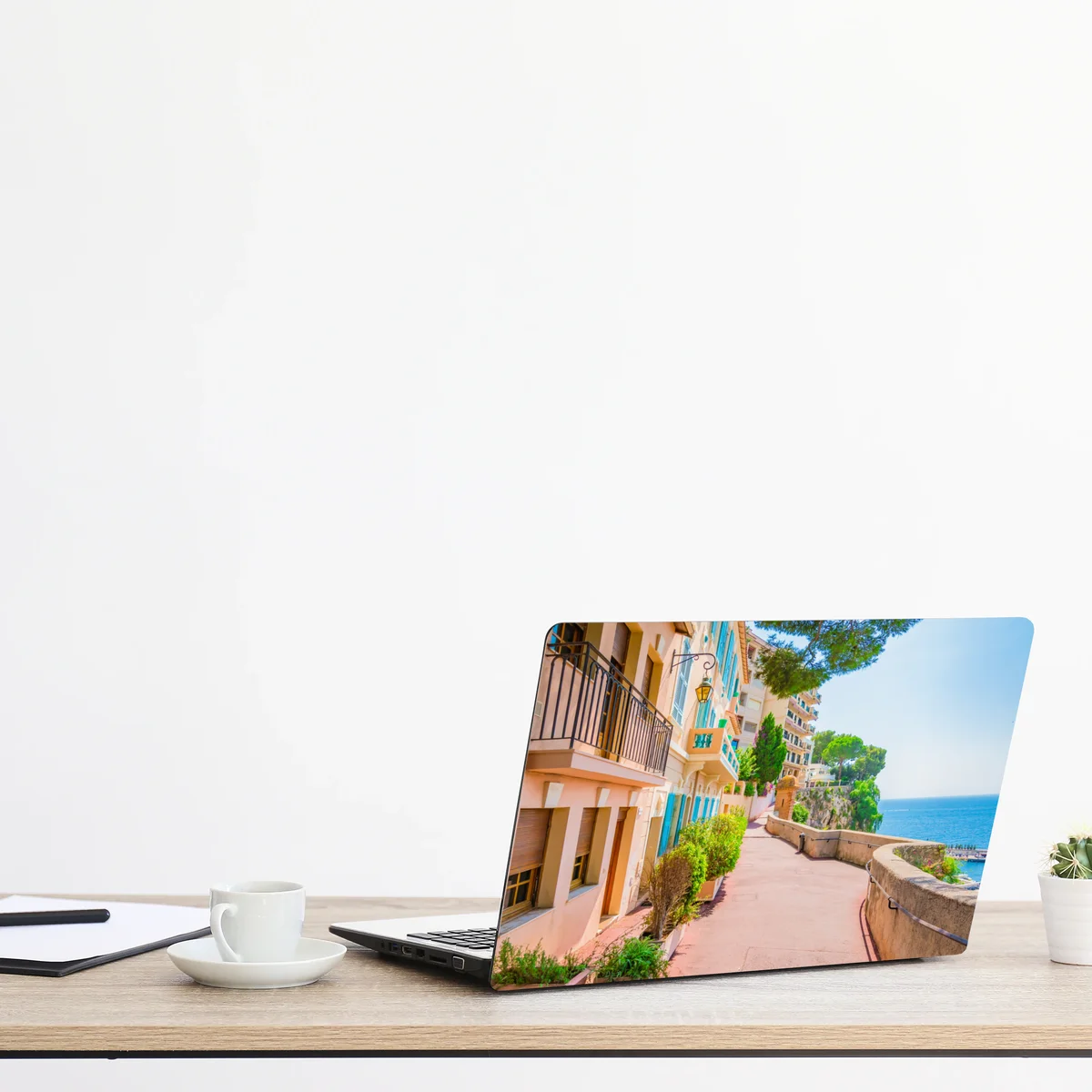 Laptop-Aufkleber mediterrane promenade mit pastellfarbenen häusern Laptop-Aufkleber mediterrane promenade mit pastellfarbenen häusern