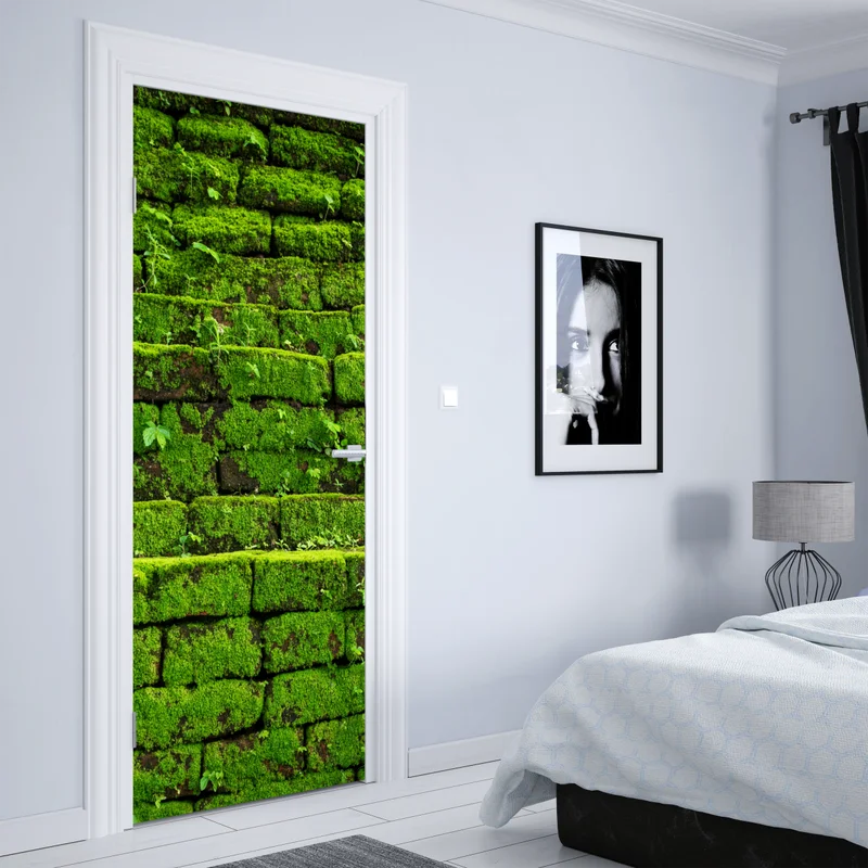 Türaufkleber üppige moosbedeckte ziegelwand