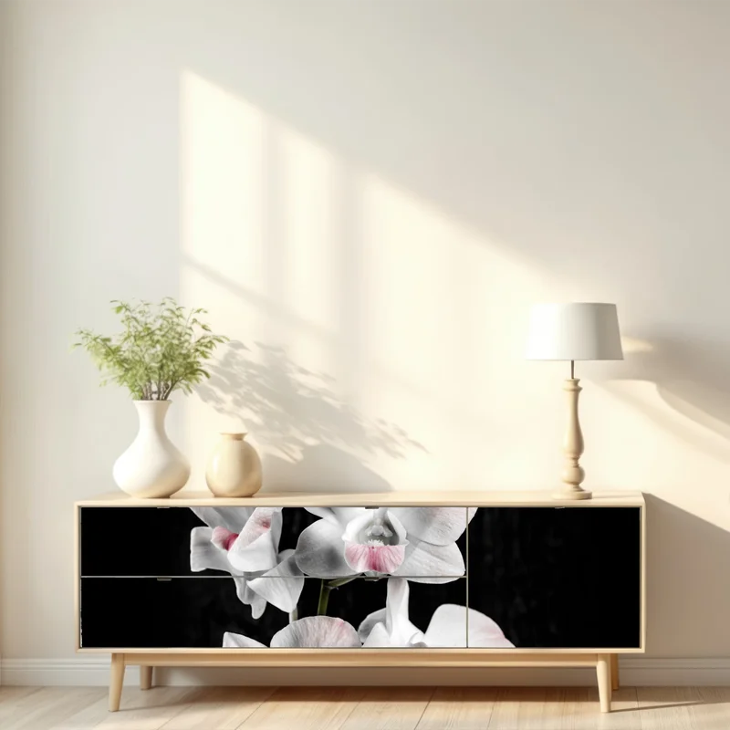 Repositionierbarer Aufkleber weiße und rosa orchidee vor schwarzem hintergrund