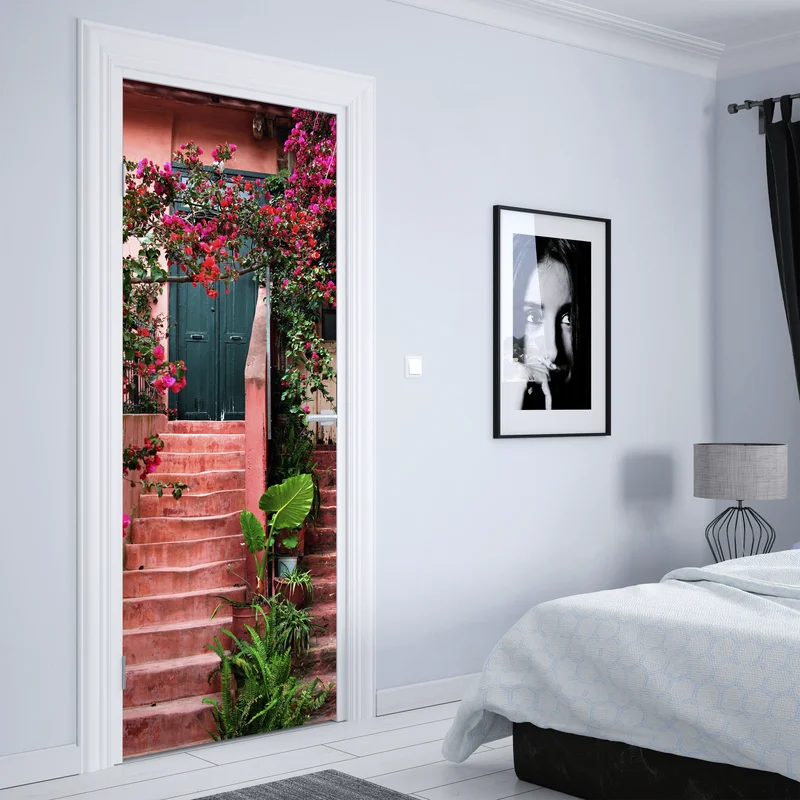 Türaufkleber treppe mit bougainvillea und grünen pflanzen