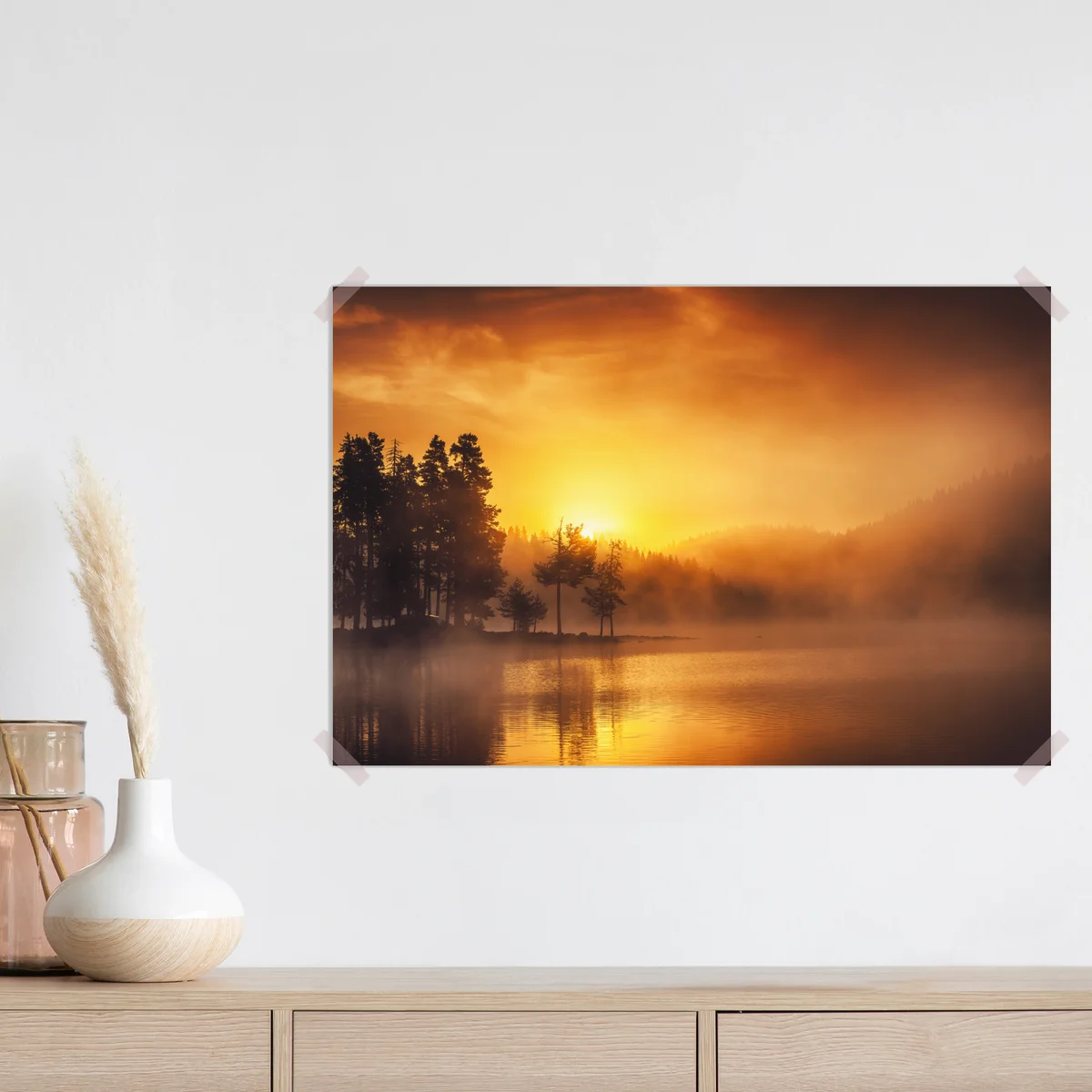 Poster goldener sonnenaufgang über dem nebligen see Poster goldener sonnenaufgang über dem nebligen see