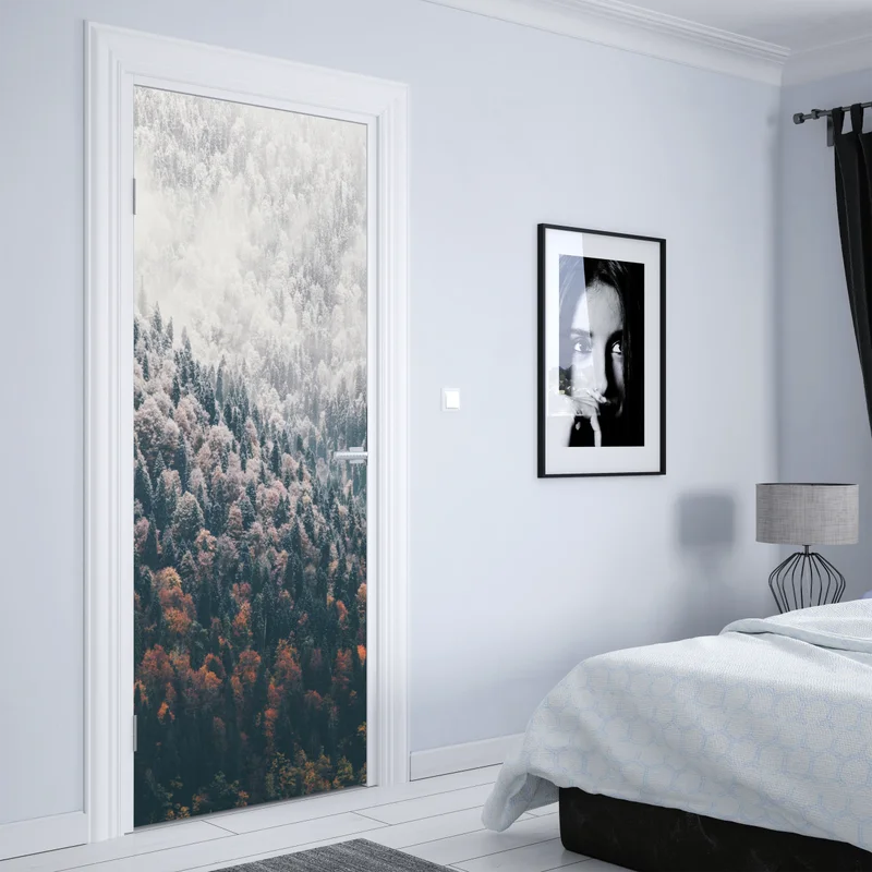 Türaufkleber nebliger herbstwald am schneebedeckten berg Türaufkleber nebliger herbstwald am schneebedeckten berg