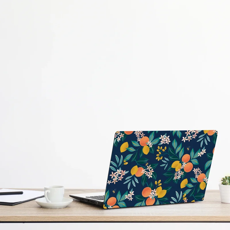 Laptop-Aufkleber botanisches zitronen- und orangenmuster auf marineblauem hintergrund