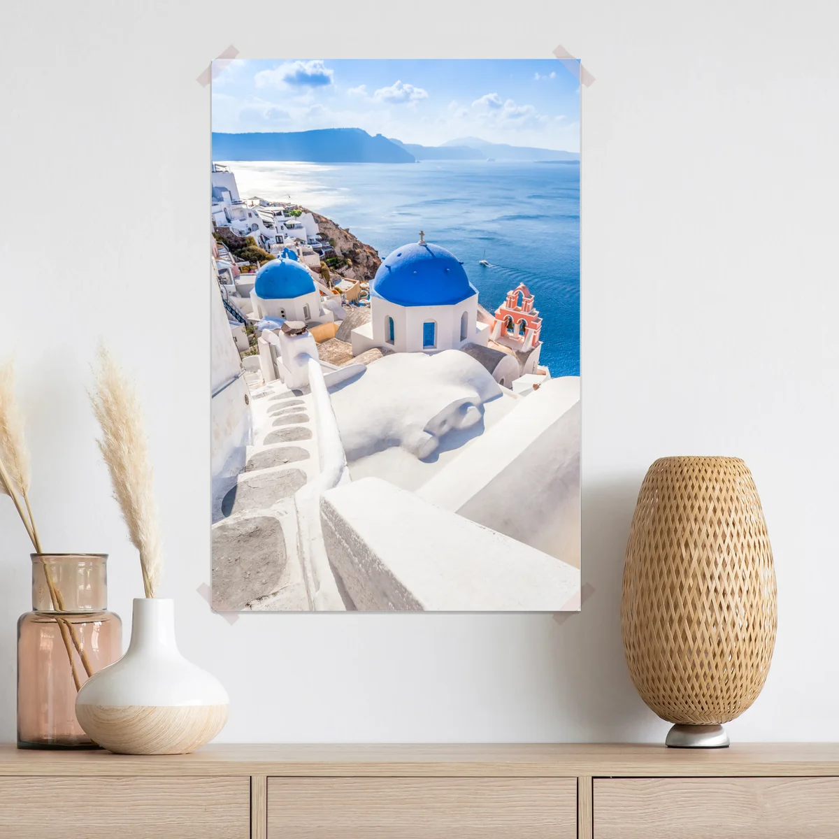 Poster sonniges Santorini blaue kuppeln und meerblick Poster sonniges Santorini blaue kuppeln und meerblick