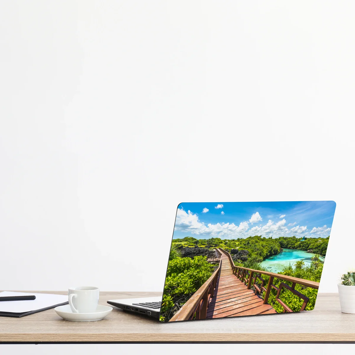 Naklejka na laptopa tropikalna drewniana kładka nad turkusową laguną Naklejka na laptopa tropikalna drewniana kładka nad turkusową laguną