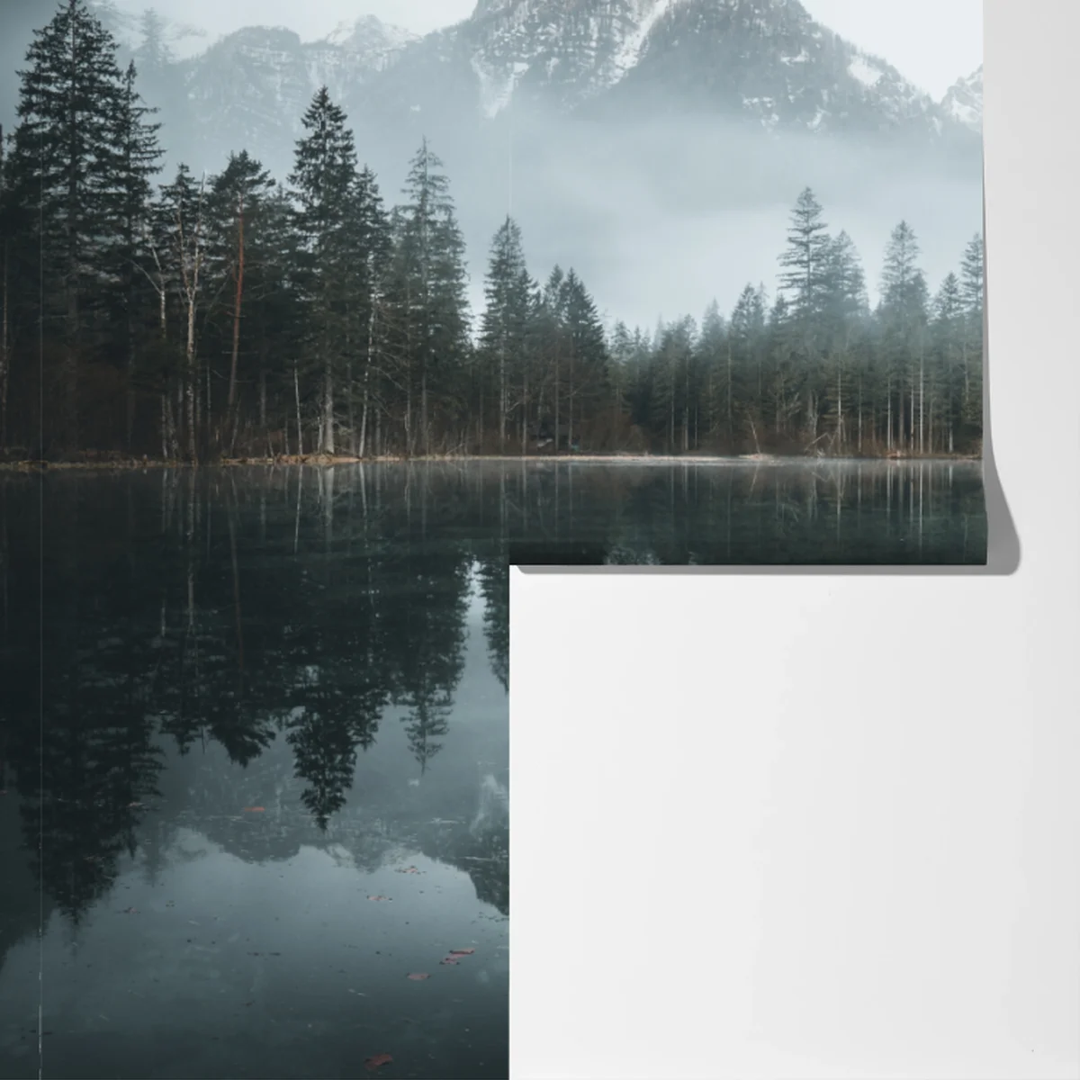 Fototapete neblige alpine spiegelung am ruhigen see Fototapete neblige alpine spiegelung am ruhigen see