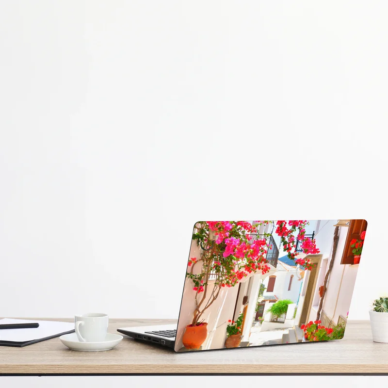Laptop-Aufkleber sonnige mediterrane gasse mit bougainvillea