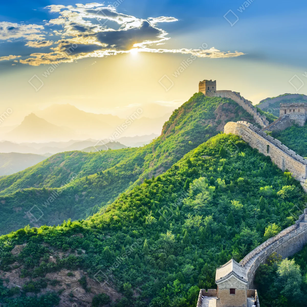 Fensteraufkleber Chinesische Mauer bei sonnenaufgang über grünen bergen Fensteraufkleber Chinesische Mauer bei sonnenaufgang über grünen bergen