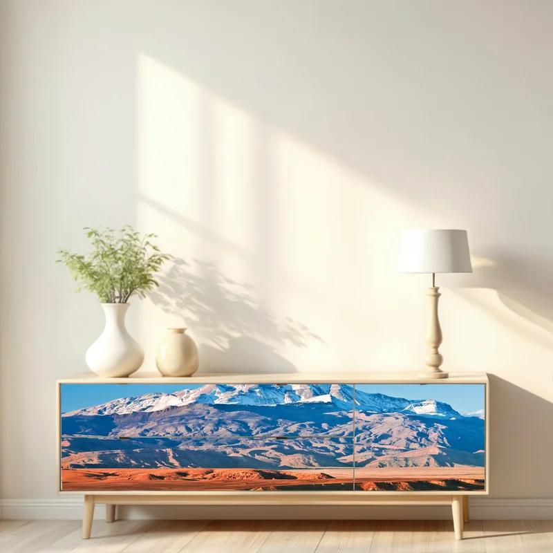 Repositionierbarer Aufkleber sonnenbeschienene wüste mit schneebedeckten bergen