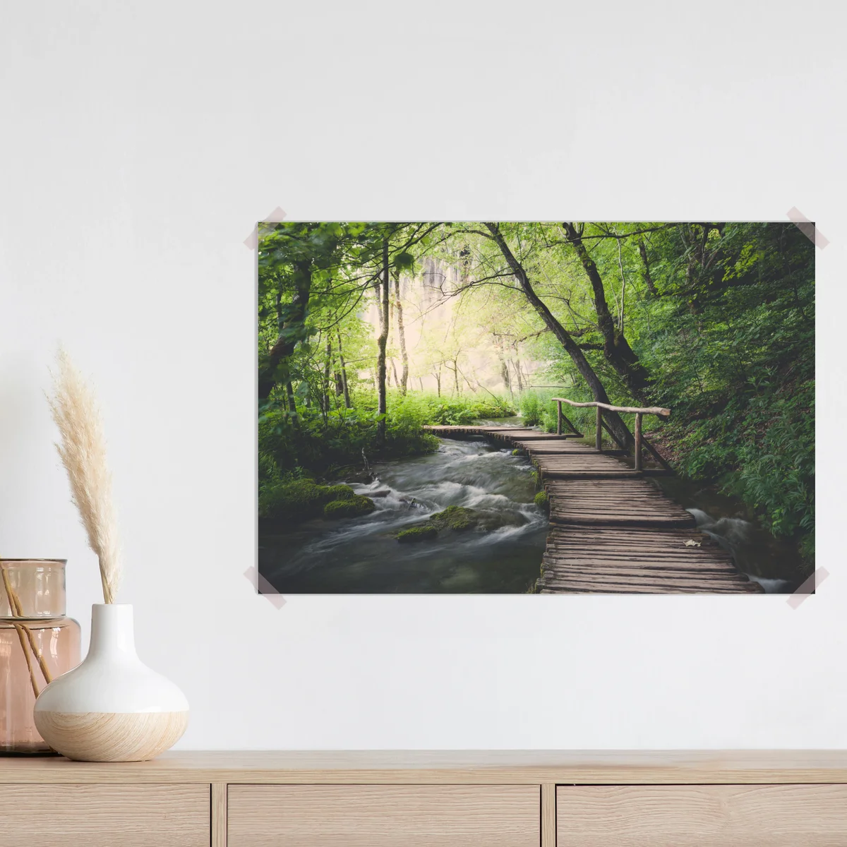 Poster ruhiger hölzerner steg durch grünen wald Poster ruhiger hölzerner steg durch grünen wald