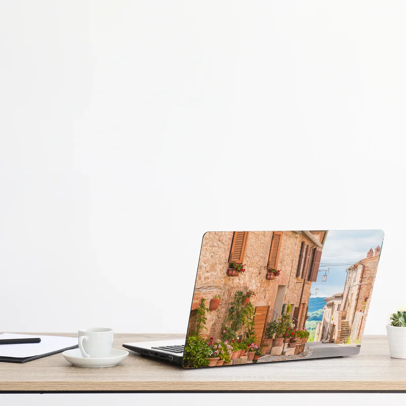 Naklejka na laptopa średniowieczna ulica w Toskanii z doniczkami z kwiatami