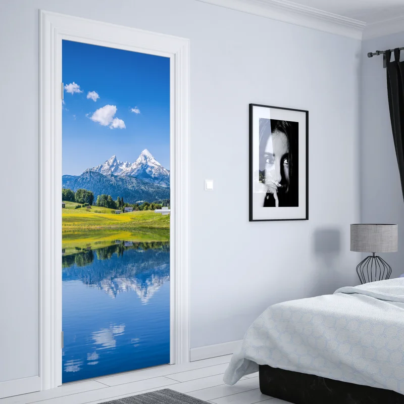 Türaufkleber alpine spiegelung: ruhige berglandschaft