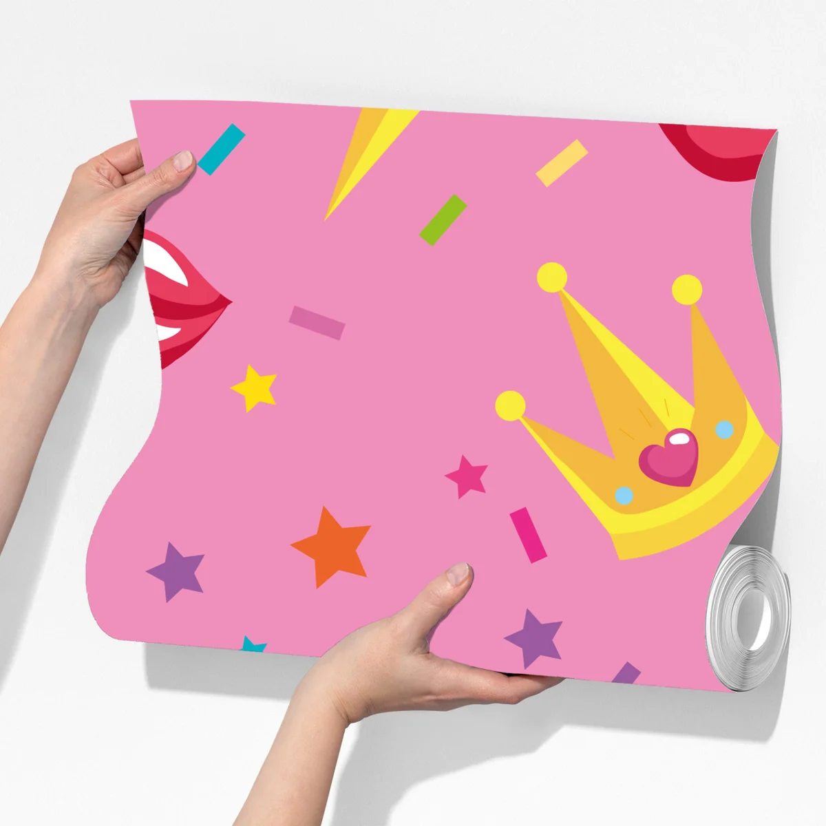 Fototapete verspieltes prinzessinnenmuster mit kronen und lippen Fototapete verspieltes prinzessinnenmuster mit kronen und lippen