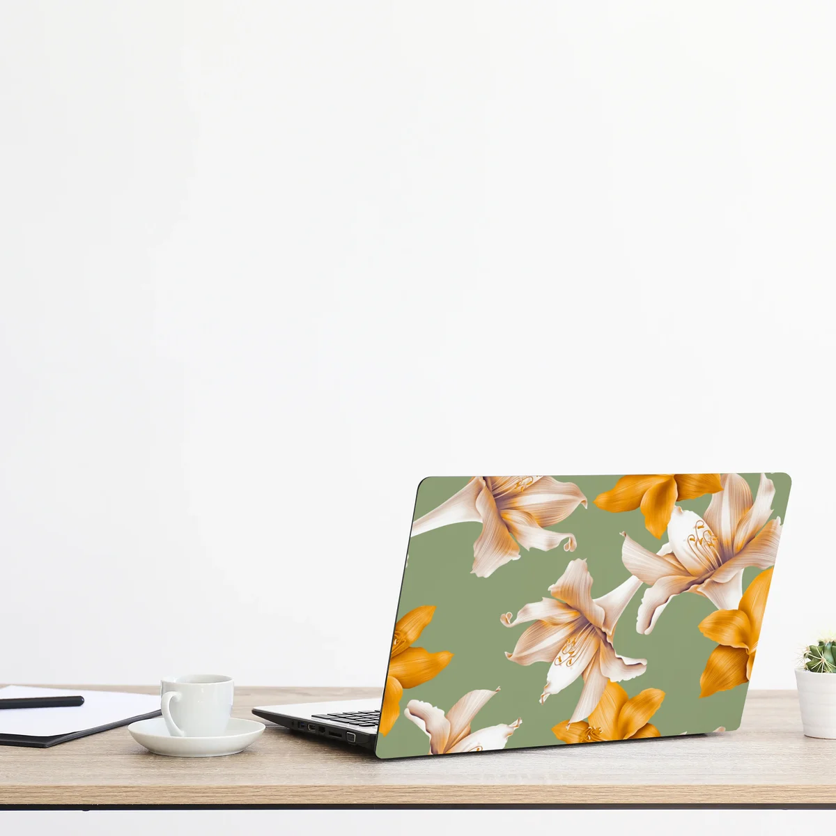 Naklejka na laptopa złote lilie wzór botaniczny Naklejka na laptopa złote lilie wzór botaniczny