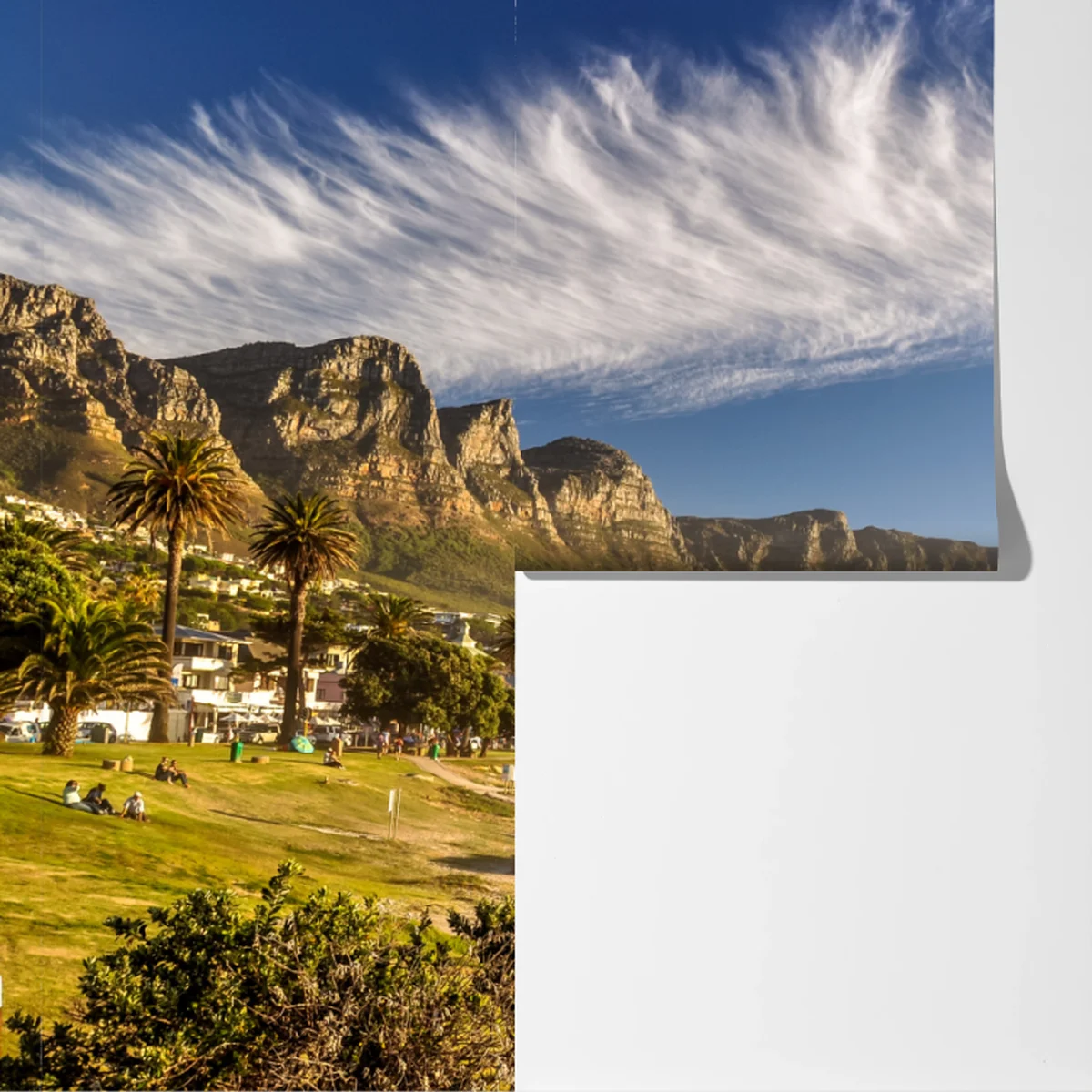 Fototapeta słoneczna plaża z górskim tłem Fototapeta słoneczna plaża z górskim tłem