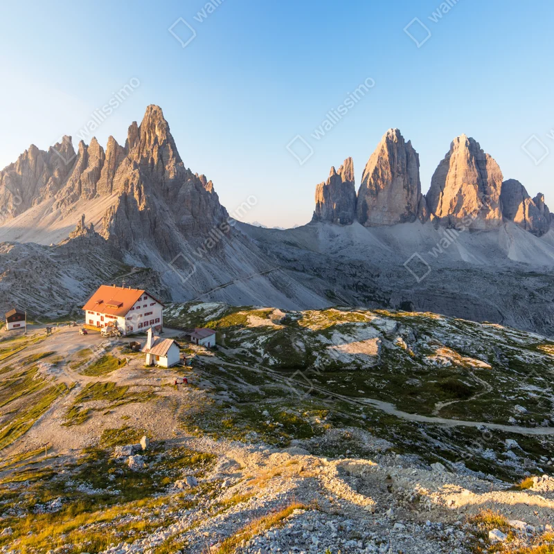 Fototapete sonnenbeschienene berghütte und alpine gipfel Fototapete sonnenbeschienene berghütte und alpine gipfel