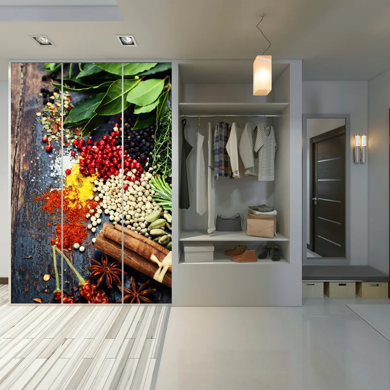 Schrankaufkleber buntes gewürzsortiment auf rustikalem holz