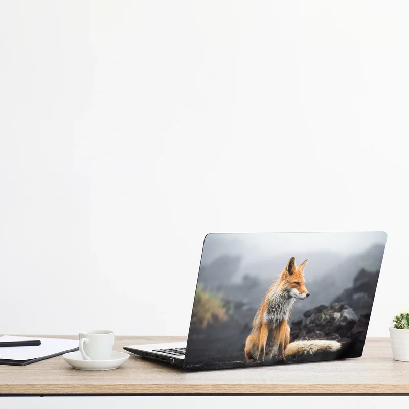 Laptop-Aufkleber roter fuchs in nebliger landschaft